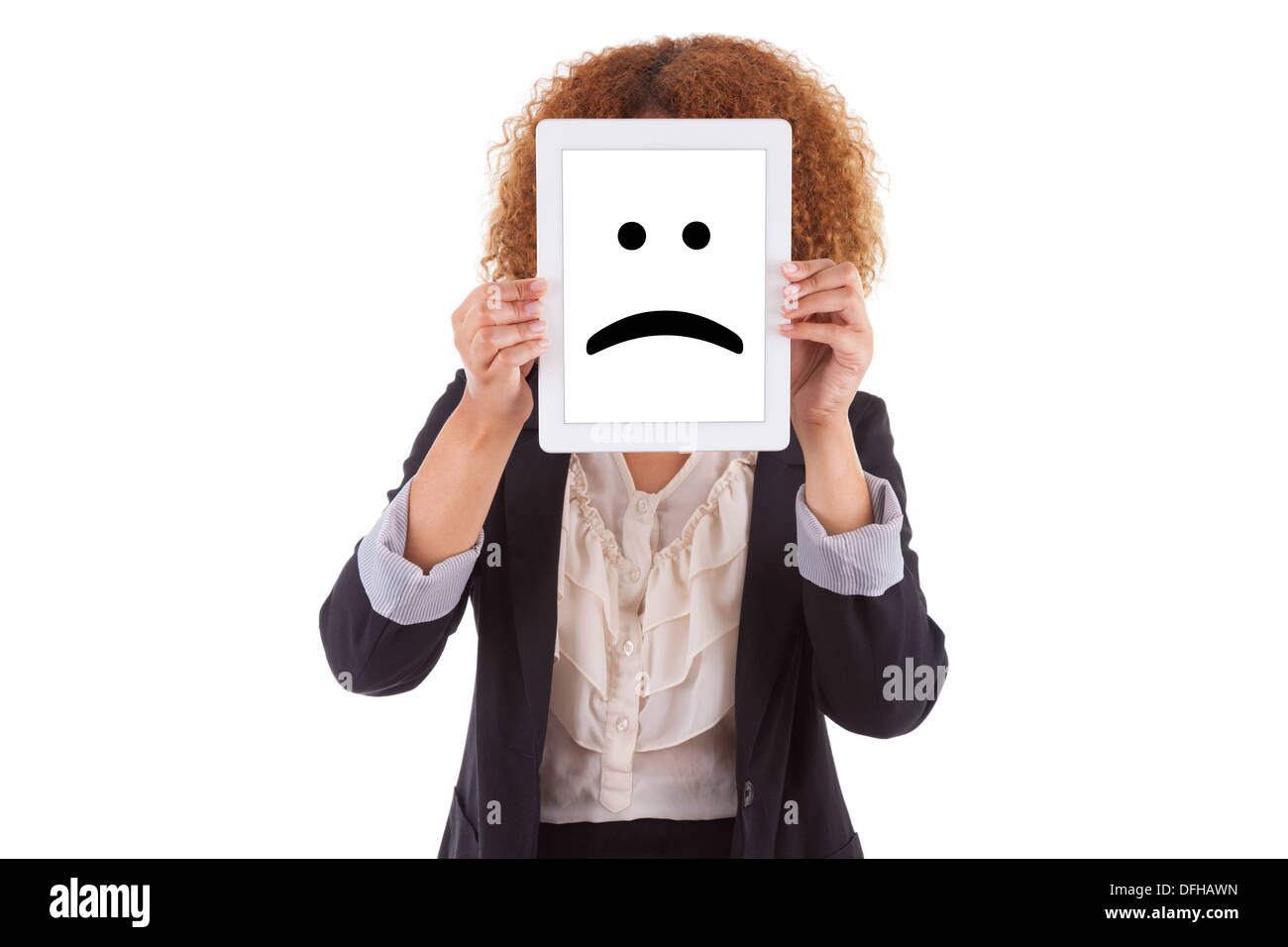 Business Woman holding a tablet tactile affichant un triste émoticône, isolé sur fond blanc - les noirs Banque D'Images