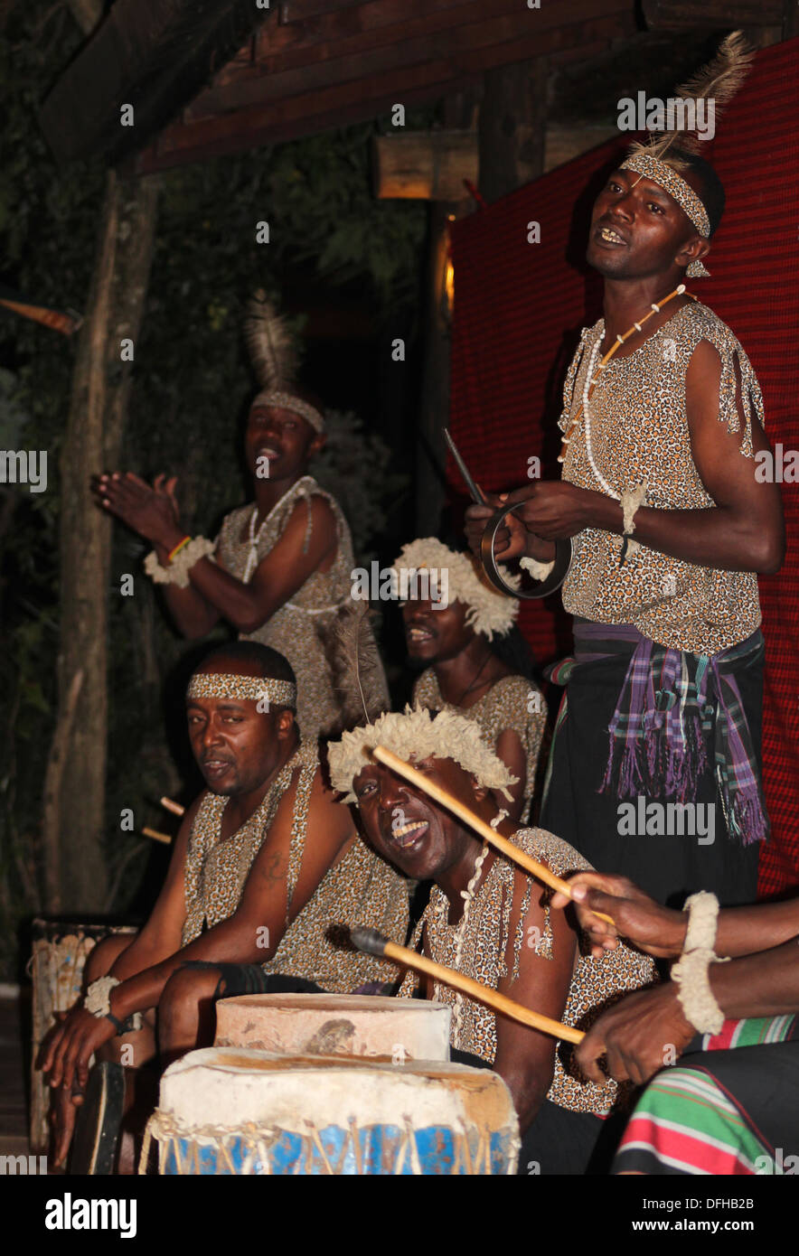 Nakuru-- Aug 27 : danseurs africains non identifiés d'effectuer à Sarova Lion Hill Game Lodge le 27 août 2013 à Nakuru, au Kenya. Banque D'Images