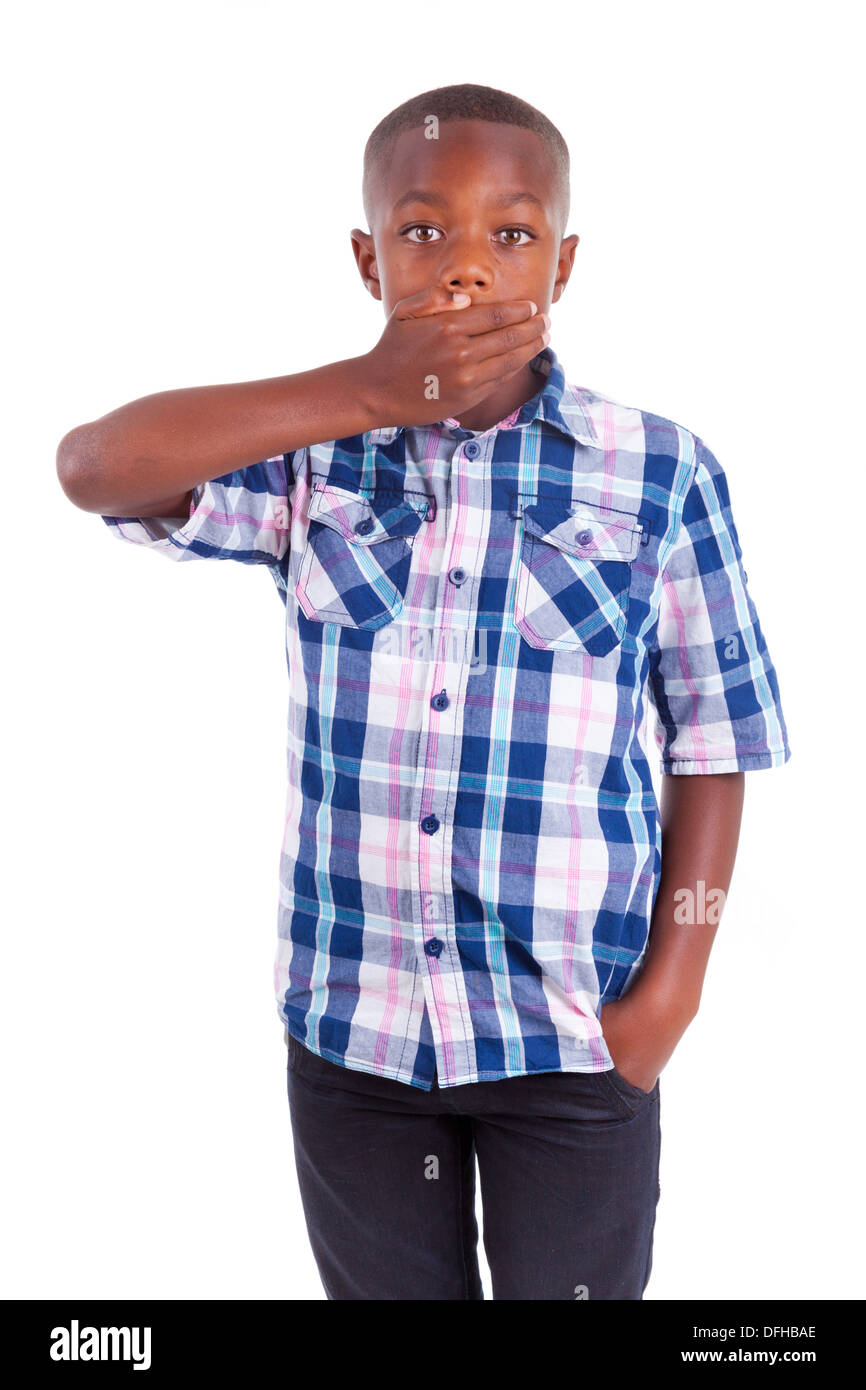 African American boy hiding bouche, isolé sur fond blanc - les noirs Banque D'Images