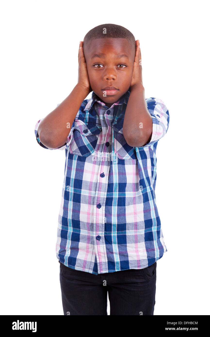 African American boy hiding oreilles, isolé sur fond blanc - les noirs Banque D'Images