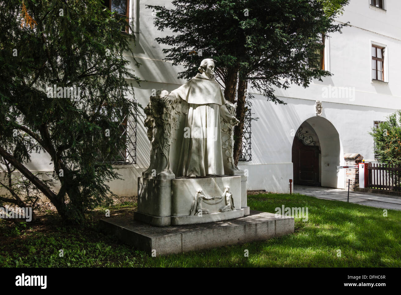 Statue de Gregor Mendel à l'abbaye de St Thomas, Brno, Moravie, République Tchèque Banque D'Images