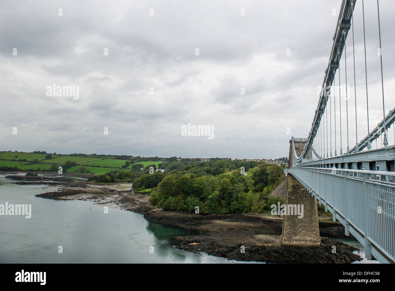 Le Pont Suspendu de Menai, qui relie le continent au nord du Pays de Galles avec l'île d'Anglesey dans le détroit de Menai. Banque D'Images