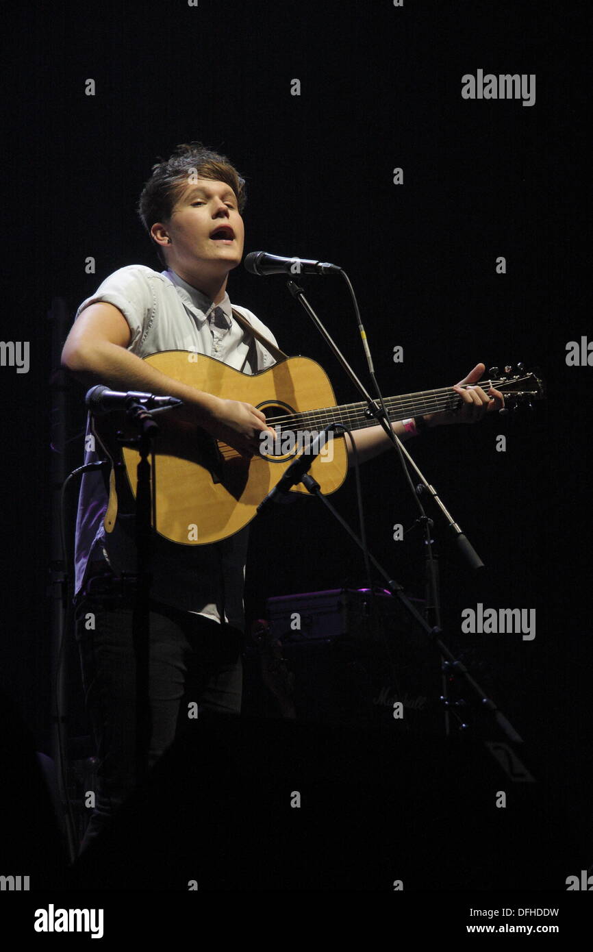 Derby, Royaume-Uni. 4 octobre 2013. L'augmentation des racines auteur-compositeur-interprète, Luke Jackson fonctionne à la hausse Folk Concert à l'Assemblée, Derby. Luc a été finaliste dans les deux l'Horizon Award du meilleur talent émergent et les jeunes Award au 2013 BBC Radio 2 Folk Awards. Derby Folk Festival exécute 4-6ème Octobre 2013. Credit : Matthew Taylor/Alamy Live News Banque D'Images