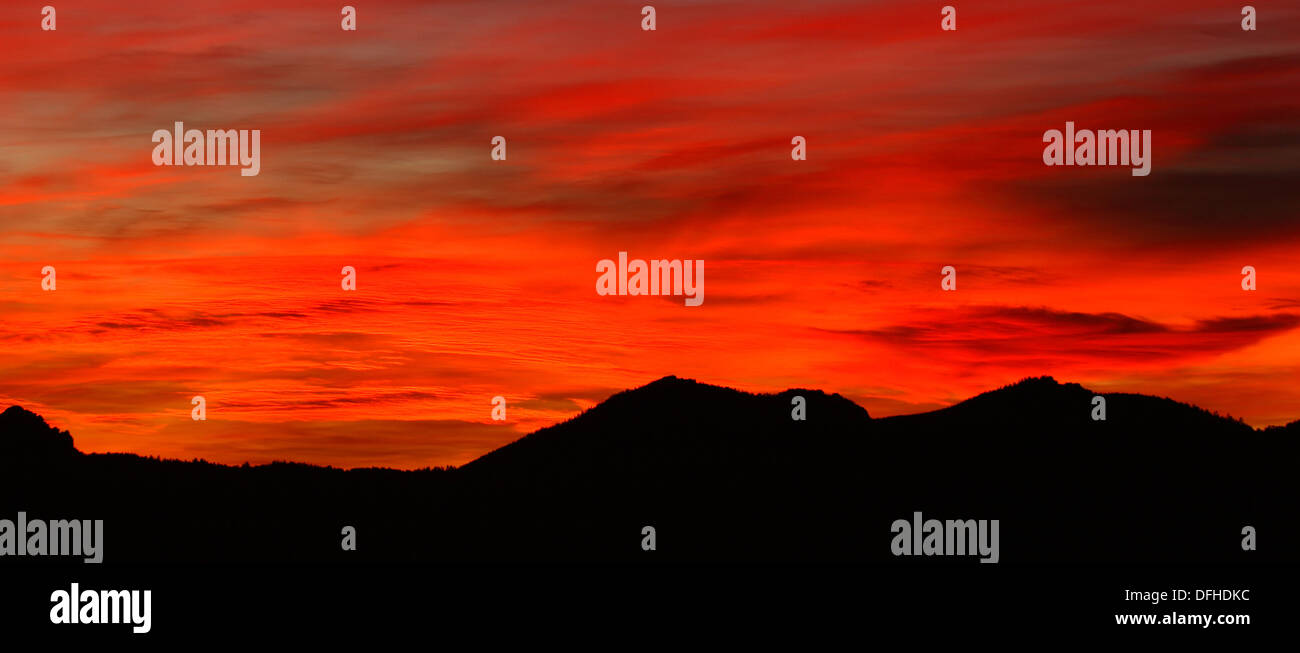 Un lever du soleil contre une tempête qui se profile à l'horizon. Colorado Banque D'Images