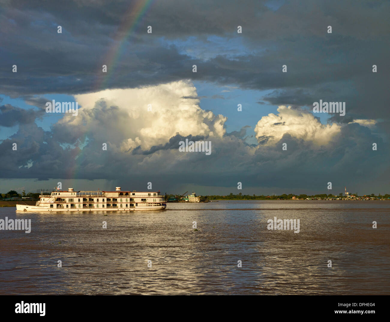 Les croisières sous un arc-en-ciel, Phnom Penh, Cambodge Banque D'Images