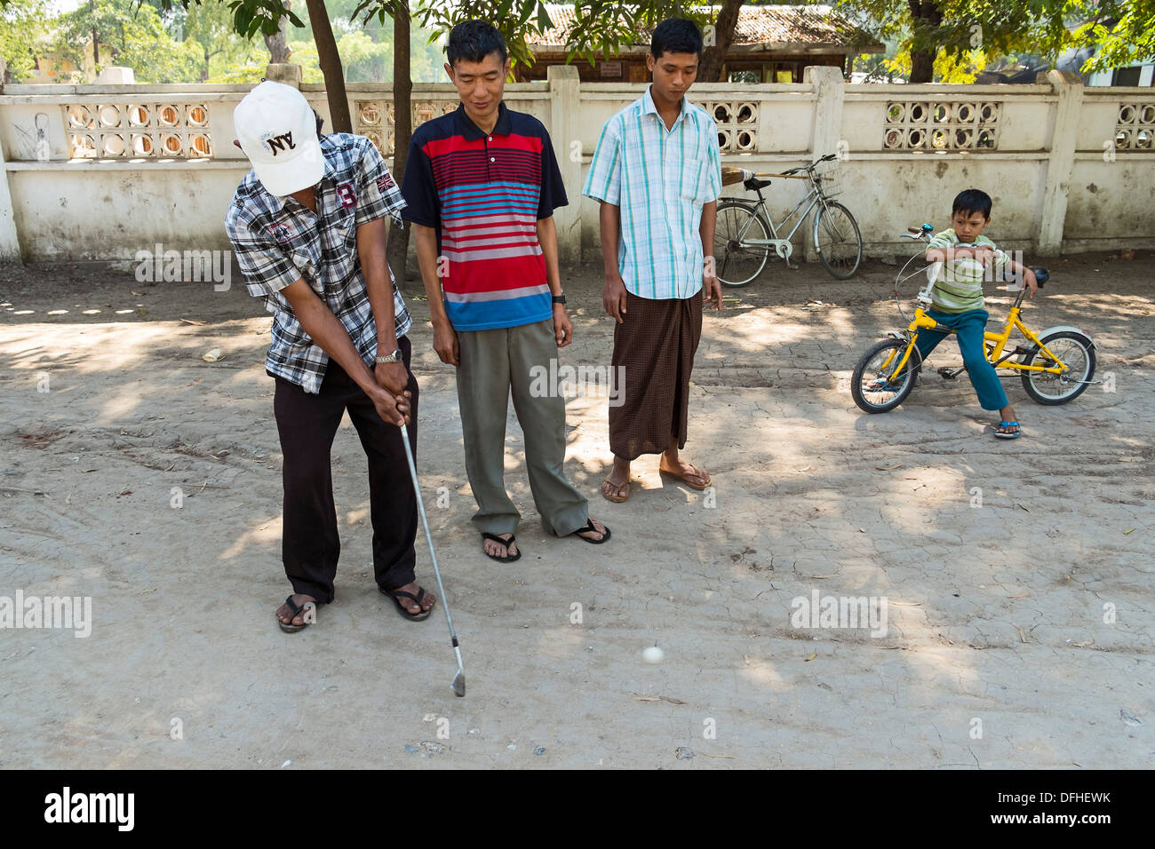 Golfeur à Mandalay, Myanmar, en Asie Banque D'Images