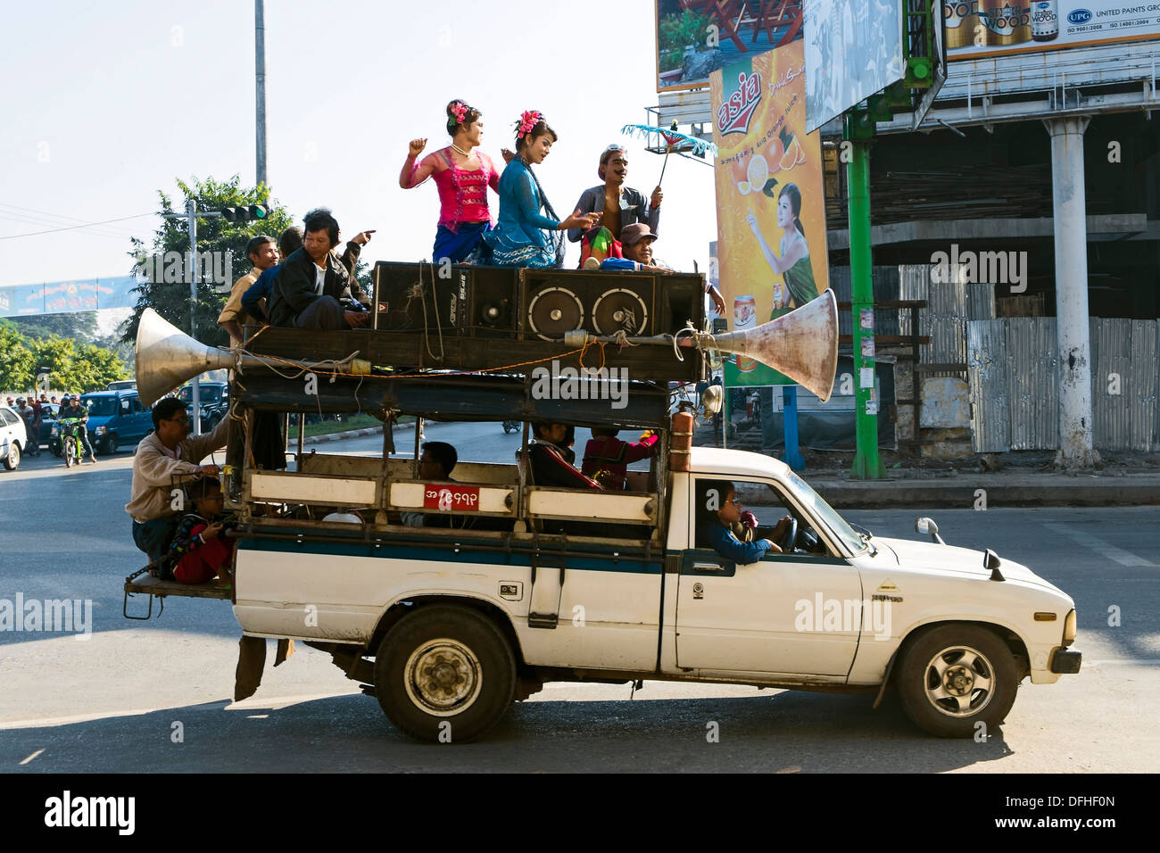 Van avec système public-address, 80e Rue, Mandalay, Myanmar, en Asie Banque D'Images
