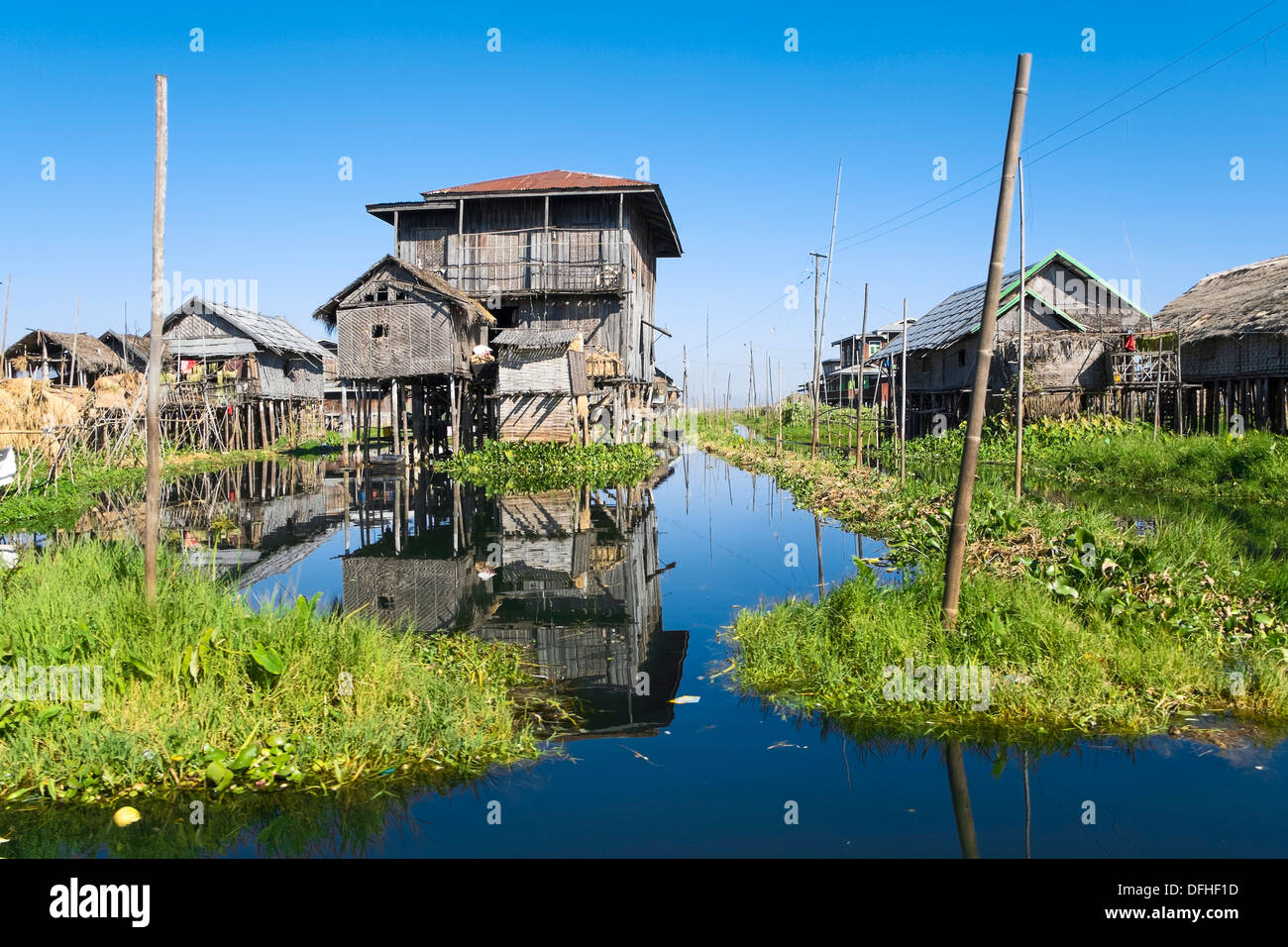 Des maisons sur pilotis au village sur le lac Inle, Myanmar, en Asie Banque D'Images
