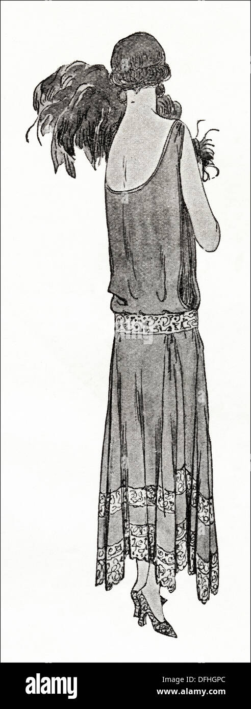 La mode garçonne des années 1920. Robe mousseline rose pâle avec ceinture et ourlet irrégulier de sliver lace par créateur Georgette. Illustration originale d'un magazine de mode féminine vers 1924 Banque D'Images