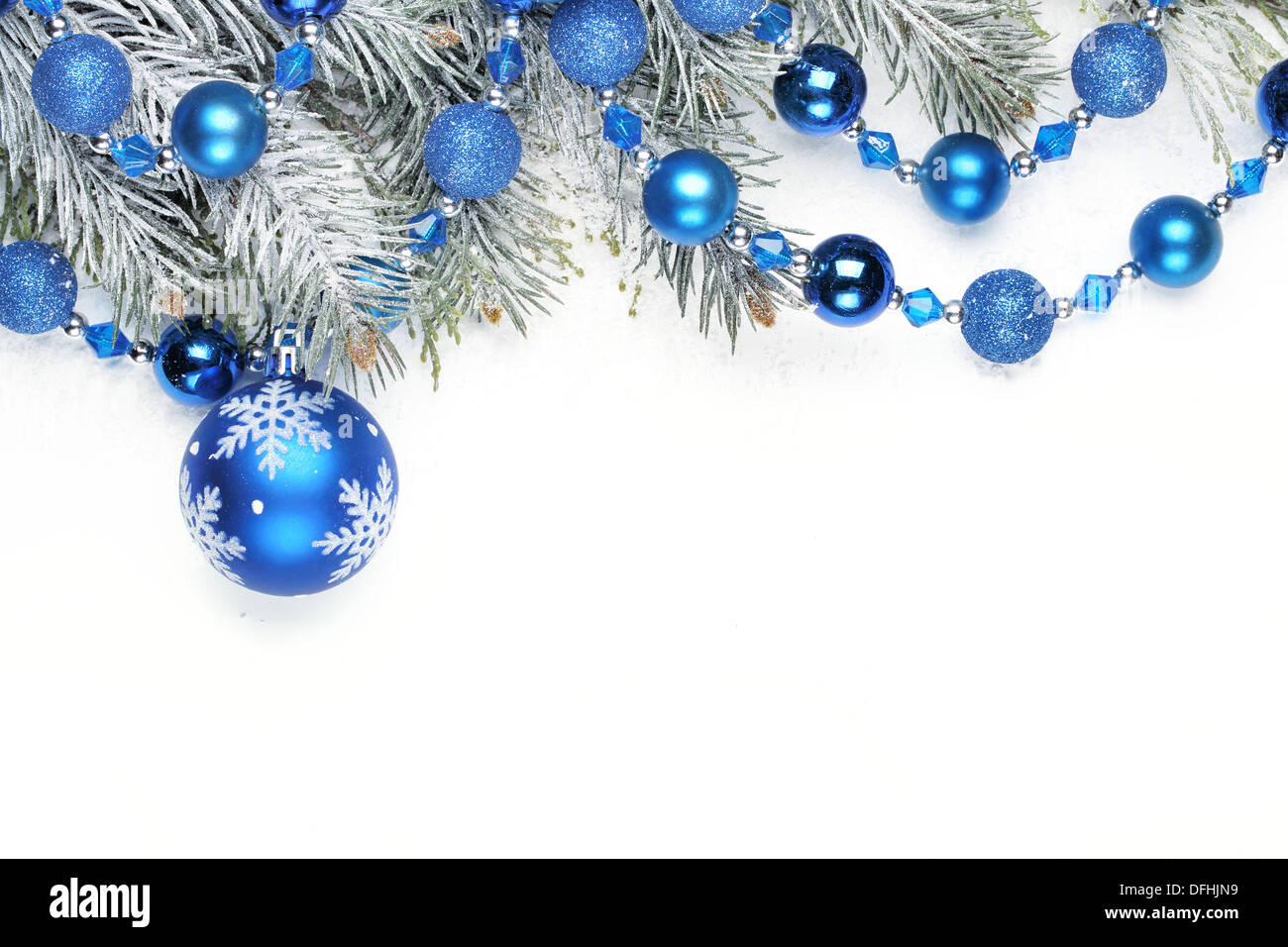 Décoration de Noël avec des branches de sapin et boules de Noël Banque D'Images