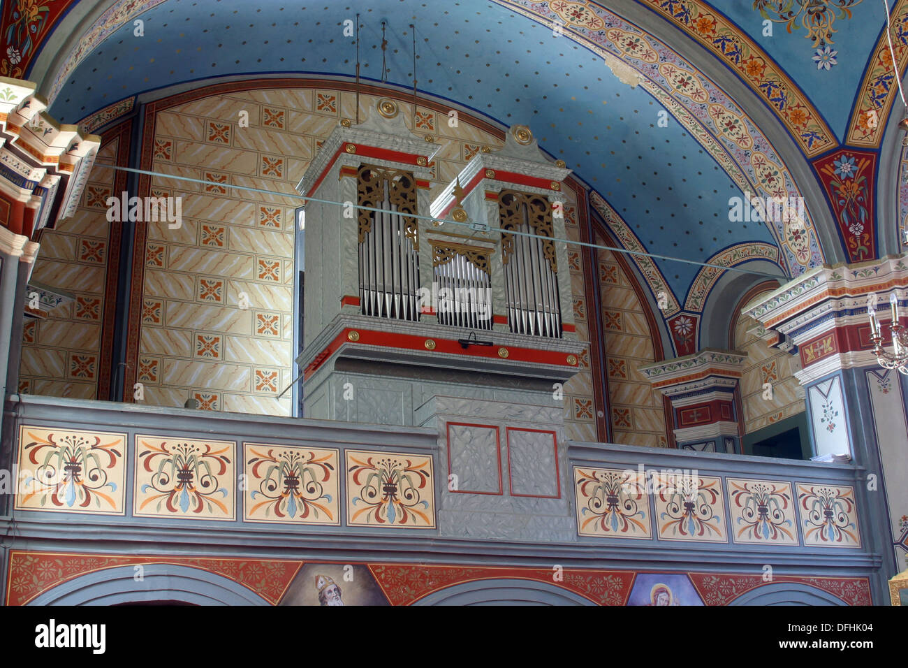 Historique un orgue à tuyaux dans belle église Banque D'Images