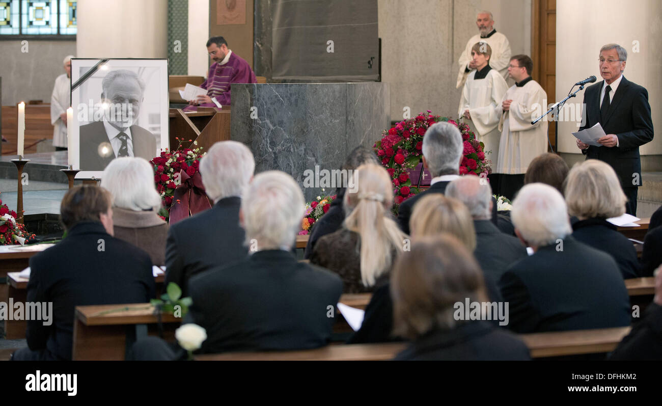 L'ancien gouverneur de Rhénanie du Nord-Westphalie Wolfgang Clement (R) prend la parole lors du service commémoratif pour l'homme d'affaires Peter Dussmann à St Hedwig's Cathedral, Berlin, Allemagne, 05 octobre 2013. Le fondateur de la préoccupation du service est mort le 26 septembre 2013. Photo : Joerg Carstensen Banque D'Images