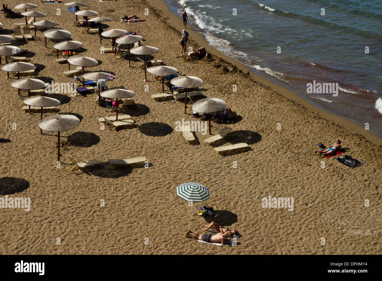 Parasols et transats à Panormos, Crète, Grèce Banque D'Images