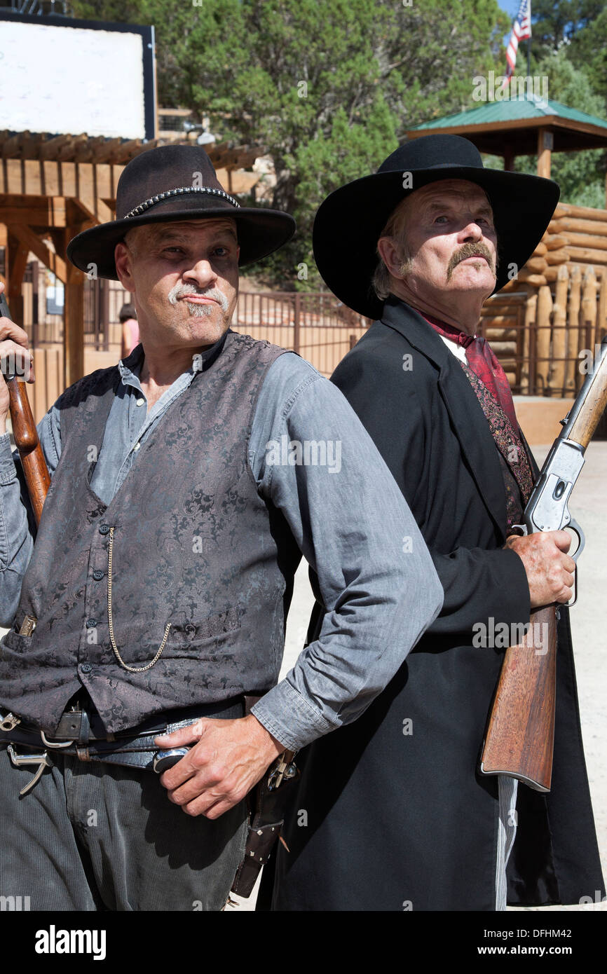 Deux acteurs représentant Doc Holliday et Wyatt Earp, célèbre cow-boys, à Glenwood Springs Adventure Park, Colorado, USA Banque D'Images