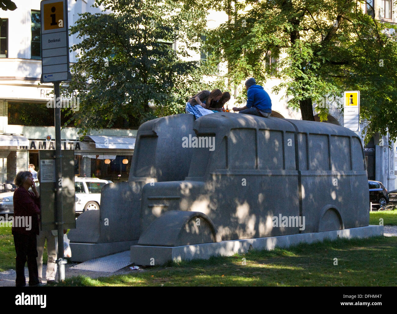 Des bus "Grauer (bus gris) Holocaust Memorial sculpture par Horst Hoheisel, Andreas Knitz, Isartorplatz, Munich, Bavière, Allemagne Banque D'Images