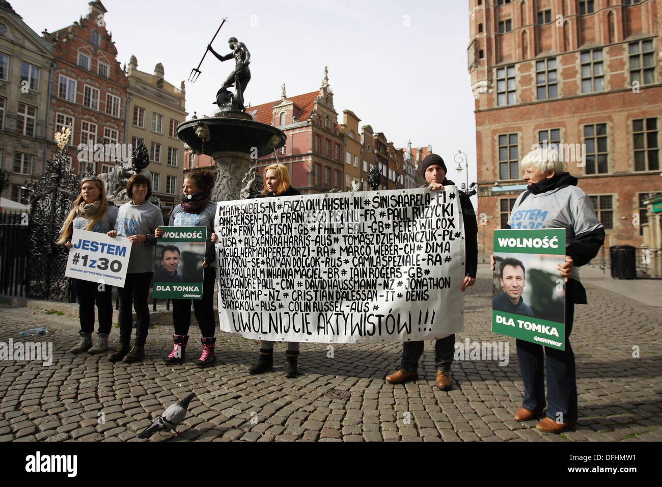 Gdansk, Poalnd 5e, octobre 2013 Piquet en face de Fontaine de Neptune dans la vieille ville de Gdansk contre le piratage accusations portées pour des militants de Greenpeace après l'Arctique Sunrise ship l'action. L'un des arrêtés et faisant face à deux mois derrière les barreaux en Russie l'activiste de Greenpeace est un pôle Tomasz Dziemianczuk. Credit : Michal Fludra/Alamy Live News Banque D'Images