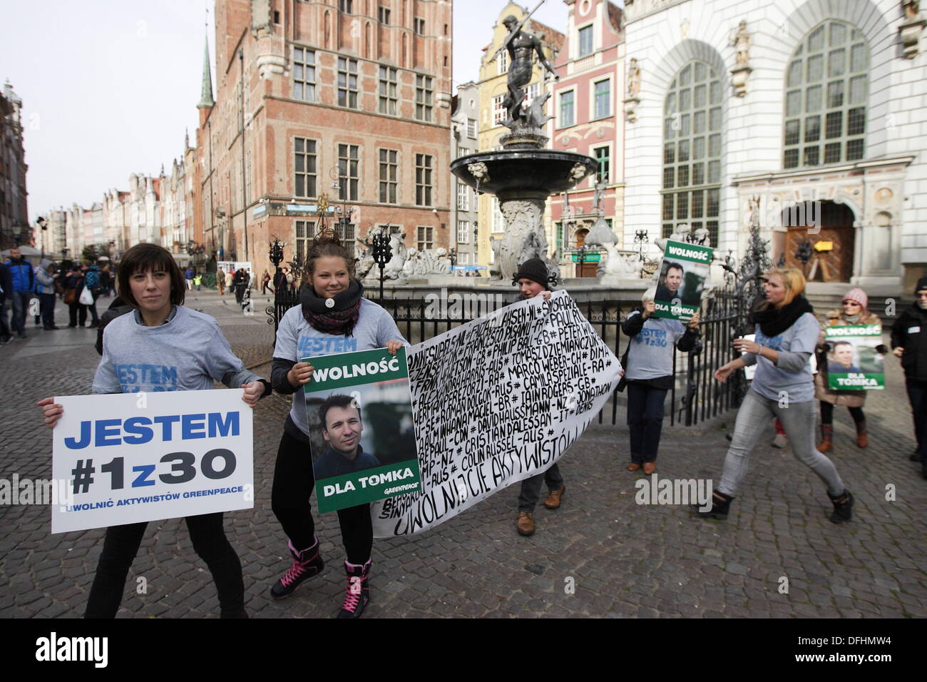 Gdansk, Poalnd 5e, octobre 2013 Piquet en face de Fontaine de Neptune dans la vieille ville de Gdansk contre le piratage accusations portées pour des militants de Greenpeace après l'Arctique Sunrise ship l'action. L'un des arrêtés et faisant face à deux mois derrière les barreaux en Russie l'activiste de Greenpeace est un pôle Tomasz Dziemianczuk. Credit : Michal Fludra/Alamy Live News Banque D'Images