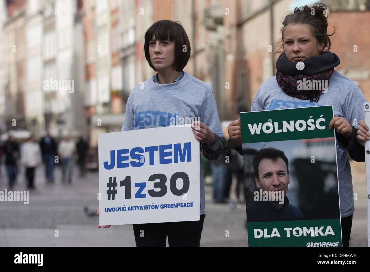 Gdansk, Poalnd 5e, octobre 2013 Piquet en face de Fontaine de Neptune dans la vieille ville de Gdansk contre le piratage accusations portées pour des militants de Greenpeace après l'Arctique Sunrise ship l'action. L'un des arrêtés et faisant face à deux mois derrière les barreaux en Russie l'activiste de Greenpeace est un pôle Tomasz Dziemianczuk. Credit : Michal Fludra/Alamy Live News Banque D'Images