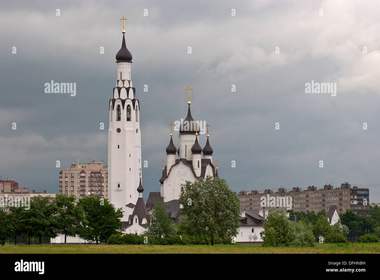 L'un des churchin orthodoxe tour les quartiers résidentiels de Saint-Pétersbourg. Banque D'Images