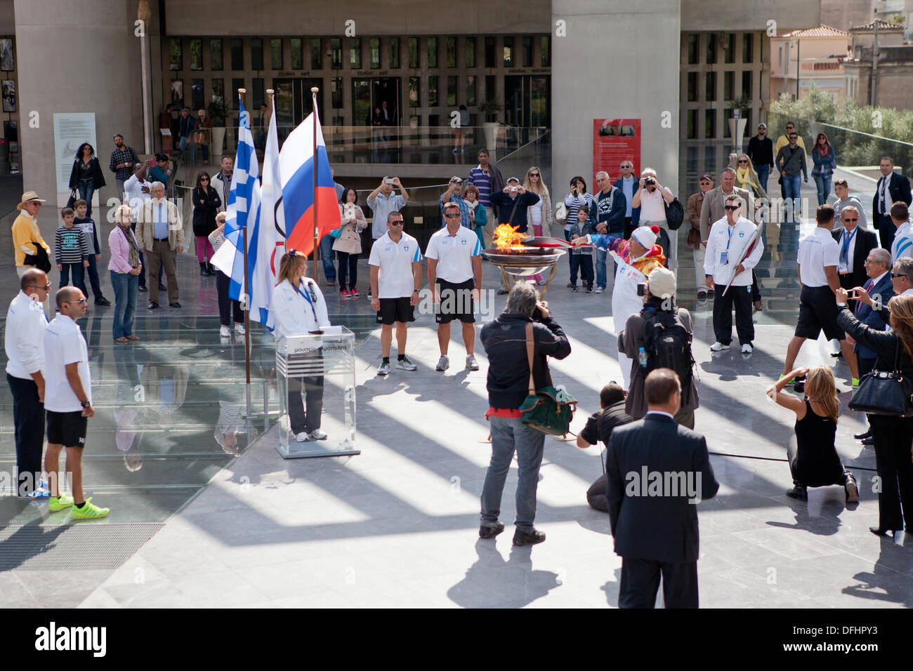 Athènes, Grèce. 05Th Oct, 2013. Les partisans des droits des homosexuels lors de la cérémonie de la flamme olympique à la Musée de l'Acropole à Athènes, Grèce Banque D'Images