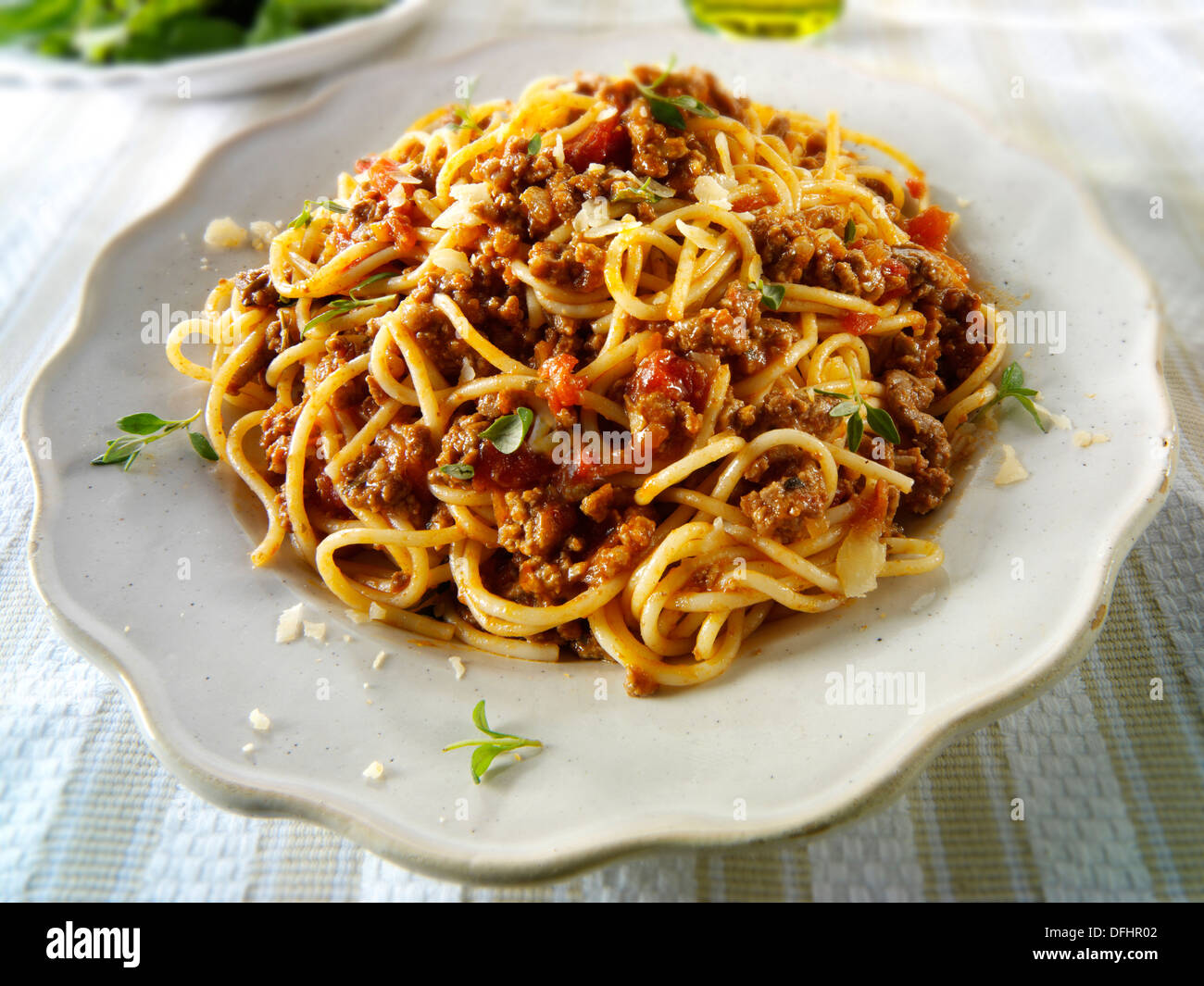 Cuit frais spaghetti bolognaise et plaqué sur une table de sauce ragoût, suggestion Banque D'Images
