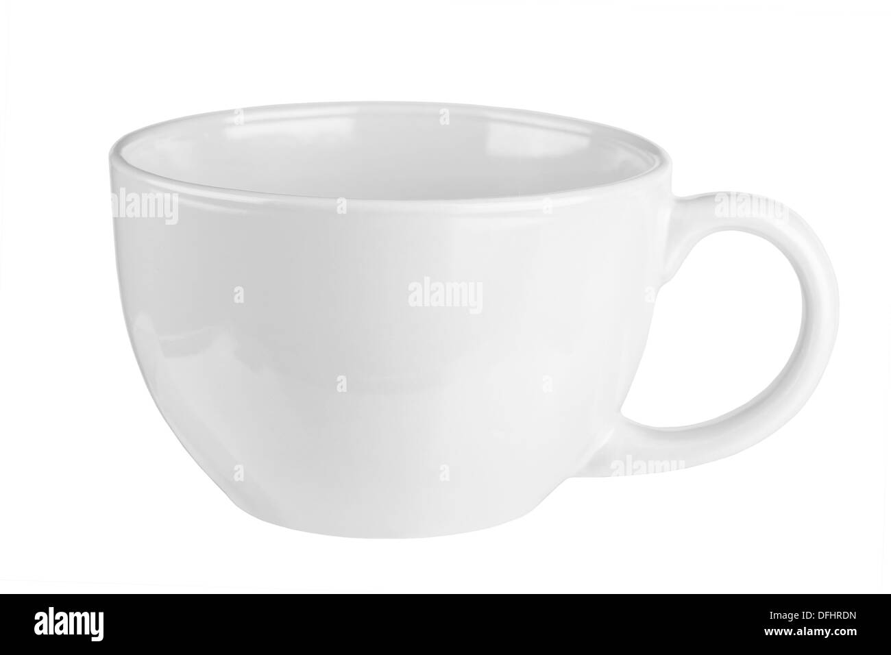 Mug blanc vide vide pour le café ou le thé isolé sur fond blanc Banque D'Images
