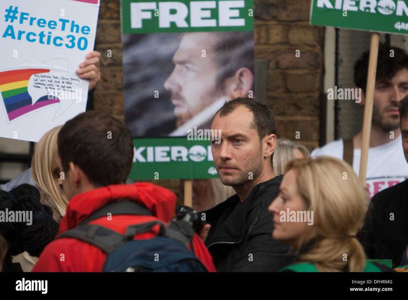 Londres, Royaume-Uni. 05Th Oct, 2013. Jude Law acteur affiche son soutien à Greenpeace la journée mondiale de solidarité, Londres, à l'extérieur de la jambe de l'ambassade de Russie. Démonstration de soutien aux 28 militants de Greenpeace à partir de 18 pays différents, et 2 journalistes indépendants accusés de piraterie dans l'Arctique par le procureur de l'Etat russe. Londres, Royaume-Uni 5 Octobre 2013 Crédit : martyn wheatley/Alamy Live News Banque D'Images