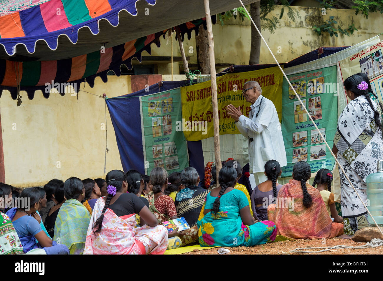 Médecin conseiller médical donnant aux femmes rurales indiennes au Sri Sathya Sai Baba l'hôpital clinique de services mobiles de proximité. L'Andhra Pradesh, Inde Banque D'Images