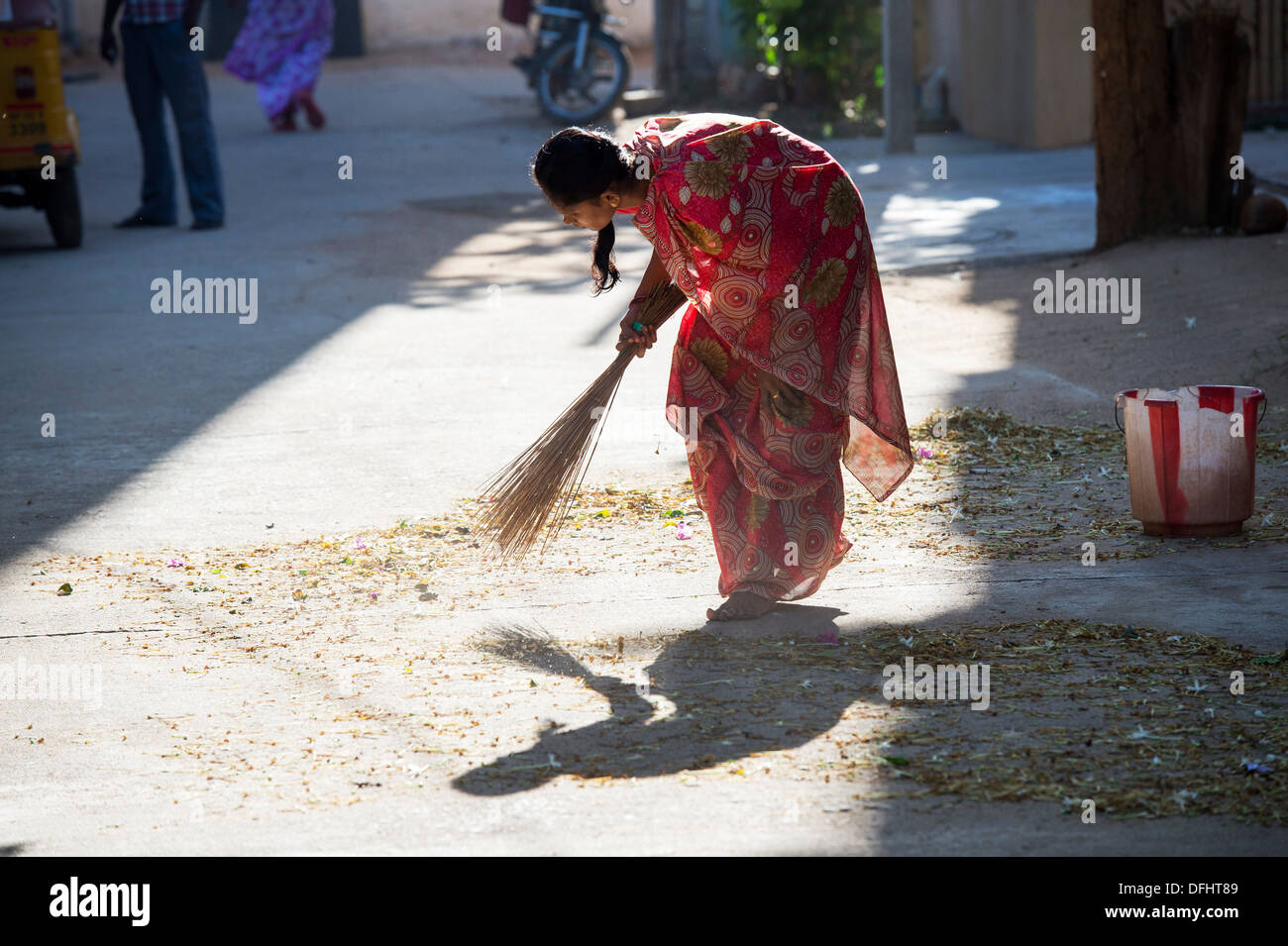 Femme indienne balayant les rues de Puttaparthi, Andhra Pradesh, Inde Banque D'Images