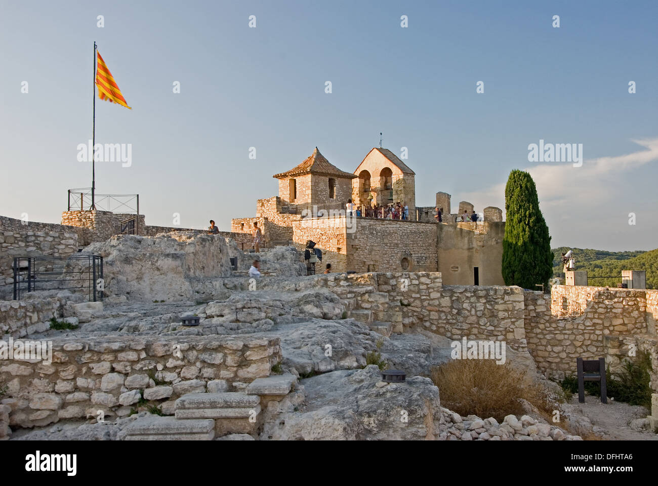 Castell Santa Creu se dresse sur un éperon rocheux dominant la vieille ville de Calafell dans la région catalane de l'Espagne. Banque D'Images