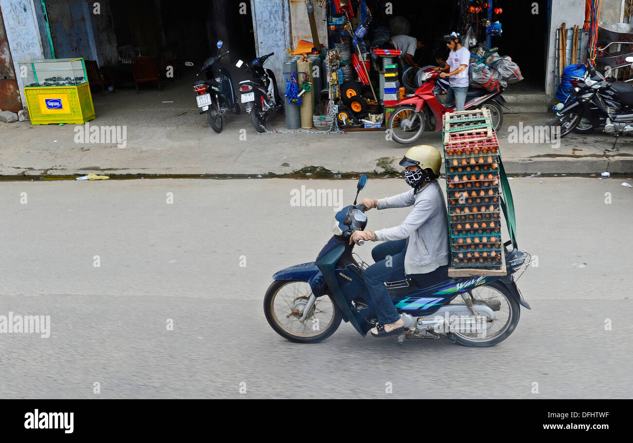 Le cyclomoteur ou moto étant les principaux de de transport pour la population du Vietnam pour le transport de marchandises et de personnes. Banque D'Images