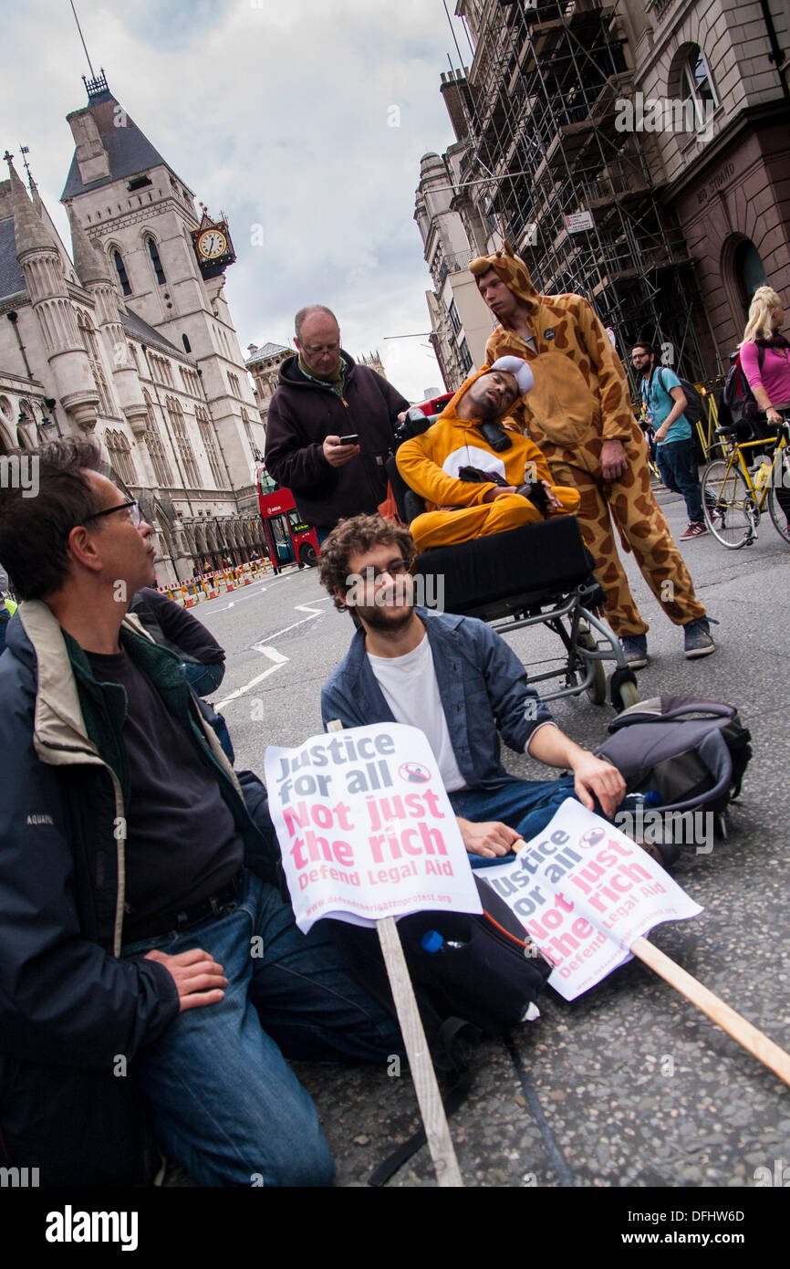 Londres, Royaume-Uni. 05Th Oct, 2013. Les manifestants bloquent la route à l'extérieur du Royal Courts of Justice, lors d'une manifestation contre les réformes de l'aide juridique. Crédit : Paul Davey/Alamy Live News Banque D'Images