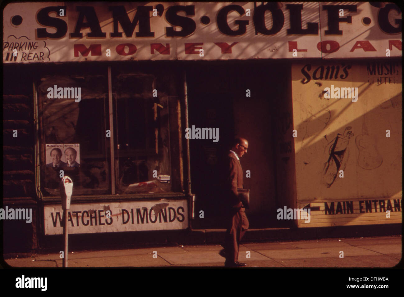 Cette image montre un prêteur sur gage de premier plan, facilement reconnaissable à sa signalisation distinctive. Le magasin est situé dans une zone urbaine animée, mettant en valeur les éléments visuels qui le font ressortir. Banque D'Images