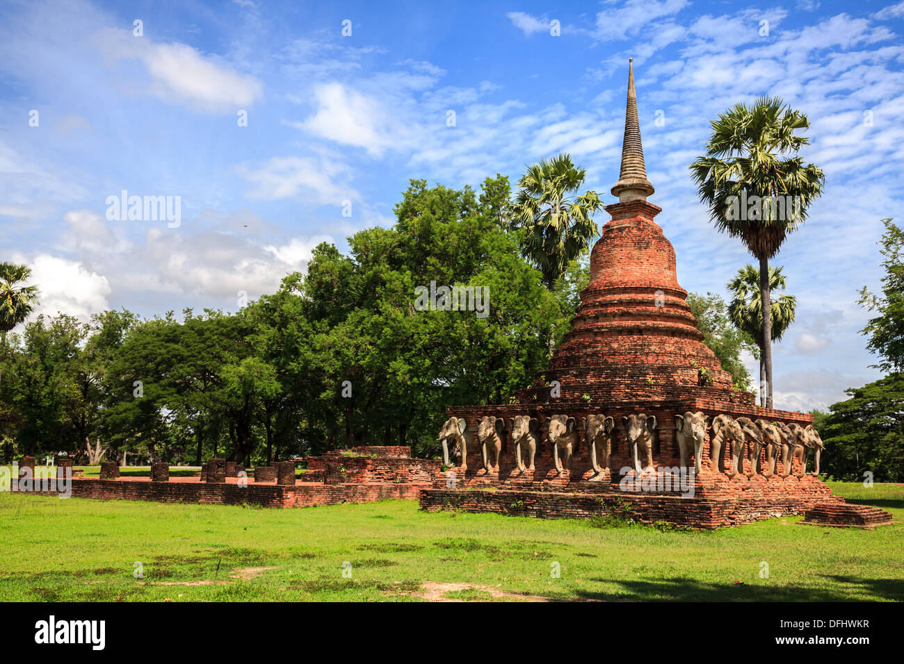 Temple en ruines dans le parc historique de Sukhothai, Sukhothai, Thaïlande Banque D'Images