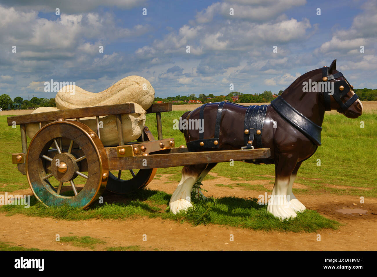 Perceval, la vie moyennes sculpture d'un shire horse tirant des courges géant. Par l'artiste britannique Sarah Lucas, au Snape Maltings Banque D'Images
