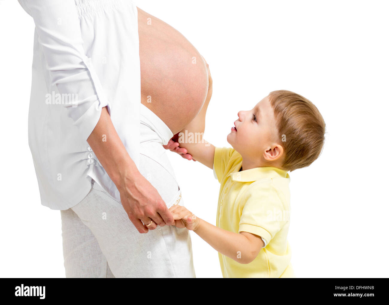 Kid garçon à sa mère au ventre enceinte Banque D'Images