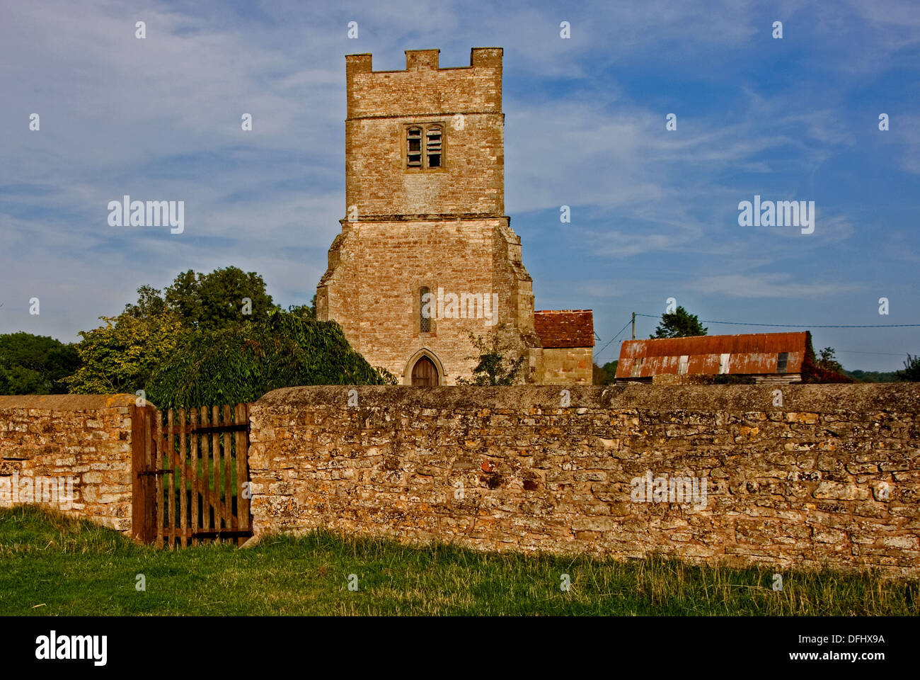 La petite église du village de St Giles dans le petit village de Warwickshire Chesterton se dresse sur une petite colline en bordure du village. Banque D'Images