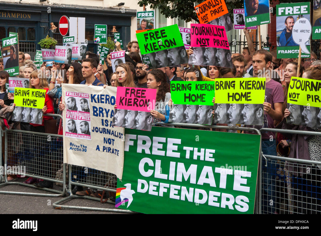 Londres, Royaume-Uni. 05Th Oct, 2013. Les manifestants exigent la libération de l'Arctique '30' à l'extérieur de l'ambassade de Russie à Londres. Crédit : Paul Davey/Alamy Live News Banque D'Images