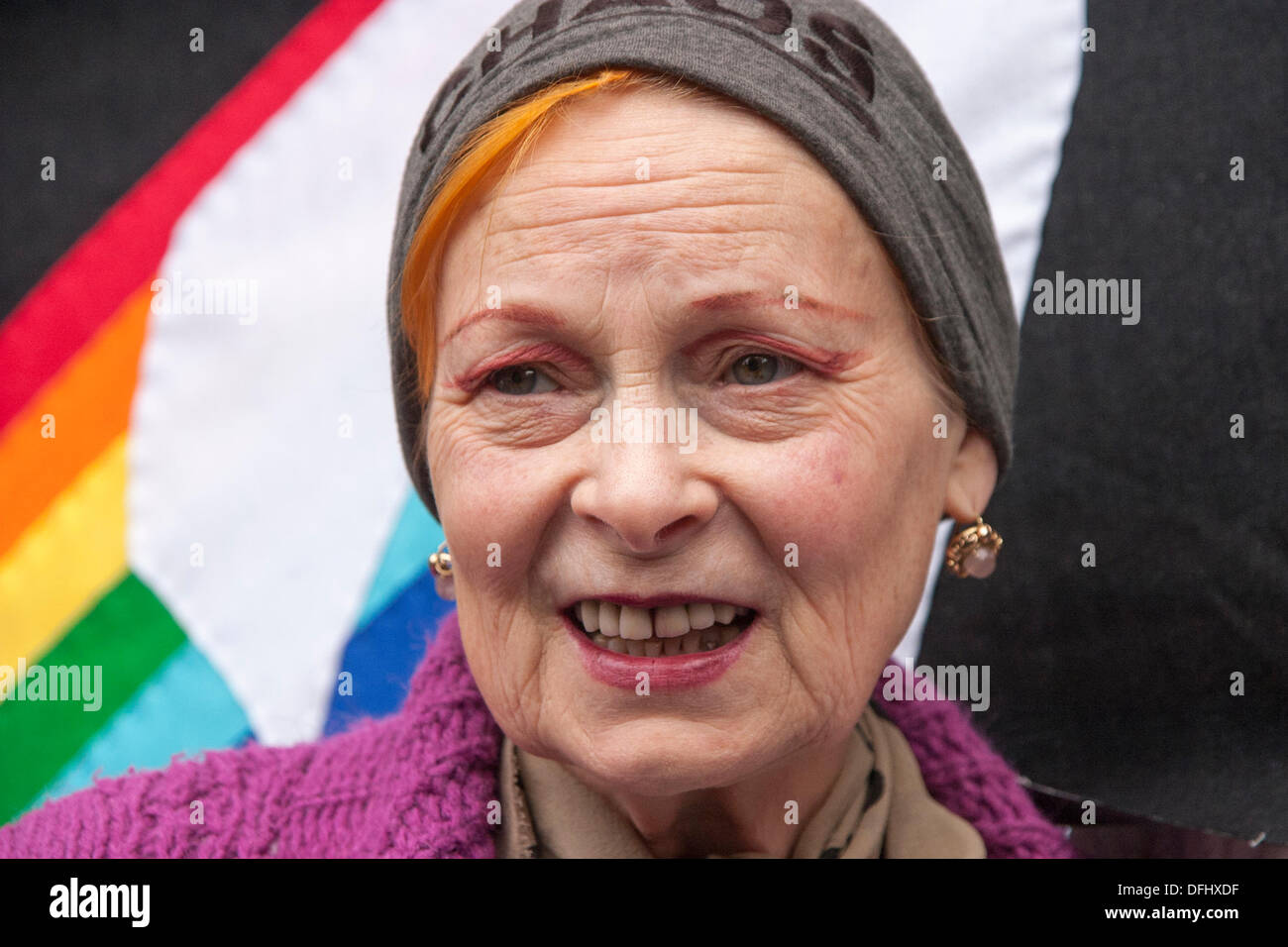 Londres, Royaume-Uni. 05Th Oct, 2013. Vivienne Westwood ajoute sa voix alors que les manifestants exigent la libération de l'Arctique '30' à l'extérieur de l'ambassade de Russie à Londres. Crédit : Paul Davey/Alamy Live News Banque D'Images