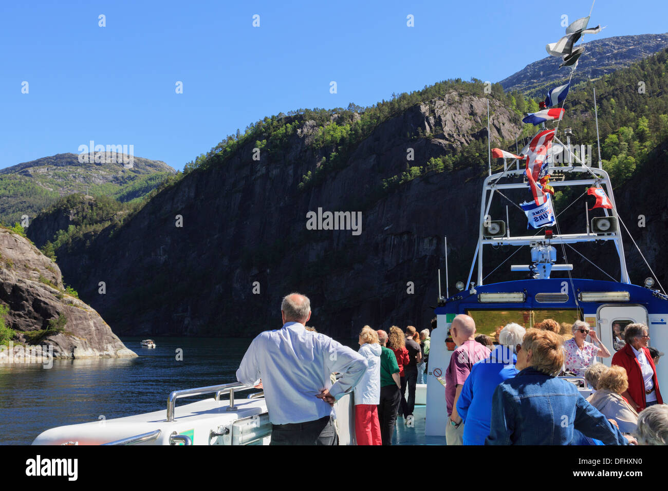 Les touristes sur le pont d'un bateau de croisière touristique le long Mofjorden étroit fjord de Bergen. Modalen, Hordaland, Norvège, Scandinavie Banque D'Images