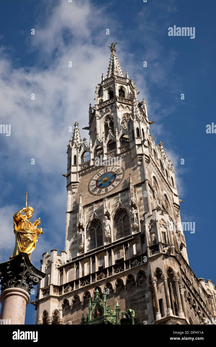 Vierge Marie au sommet de la Mariensäule et la nouvelle mairie Neues Rathaus sur la place Marienplatz à Munich, Bavière, Allemagne Banque D'Images