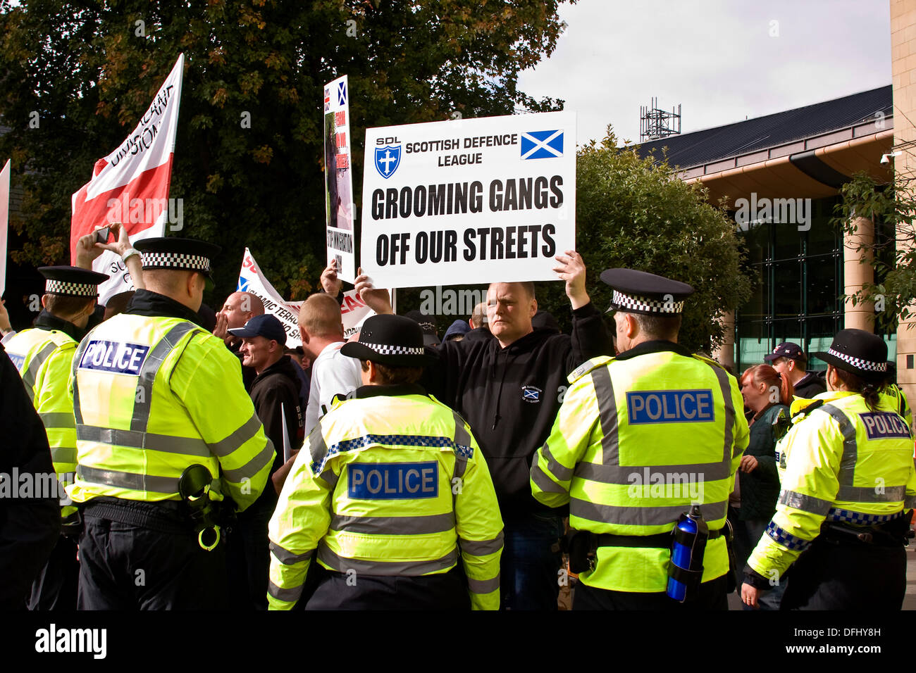 Dundee, Écosse, Royaume-Uni. 5 Septembre, 2013. Ligue de Défense écossais manifestation devant le Primark store building dans le centre-ville de Dundee. Credit : Dundee Photographics / Alamy Live News. Banque D'Images