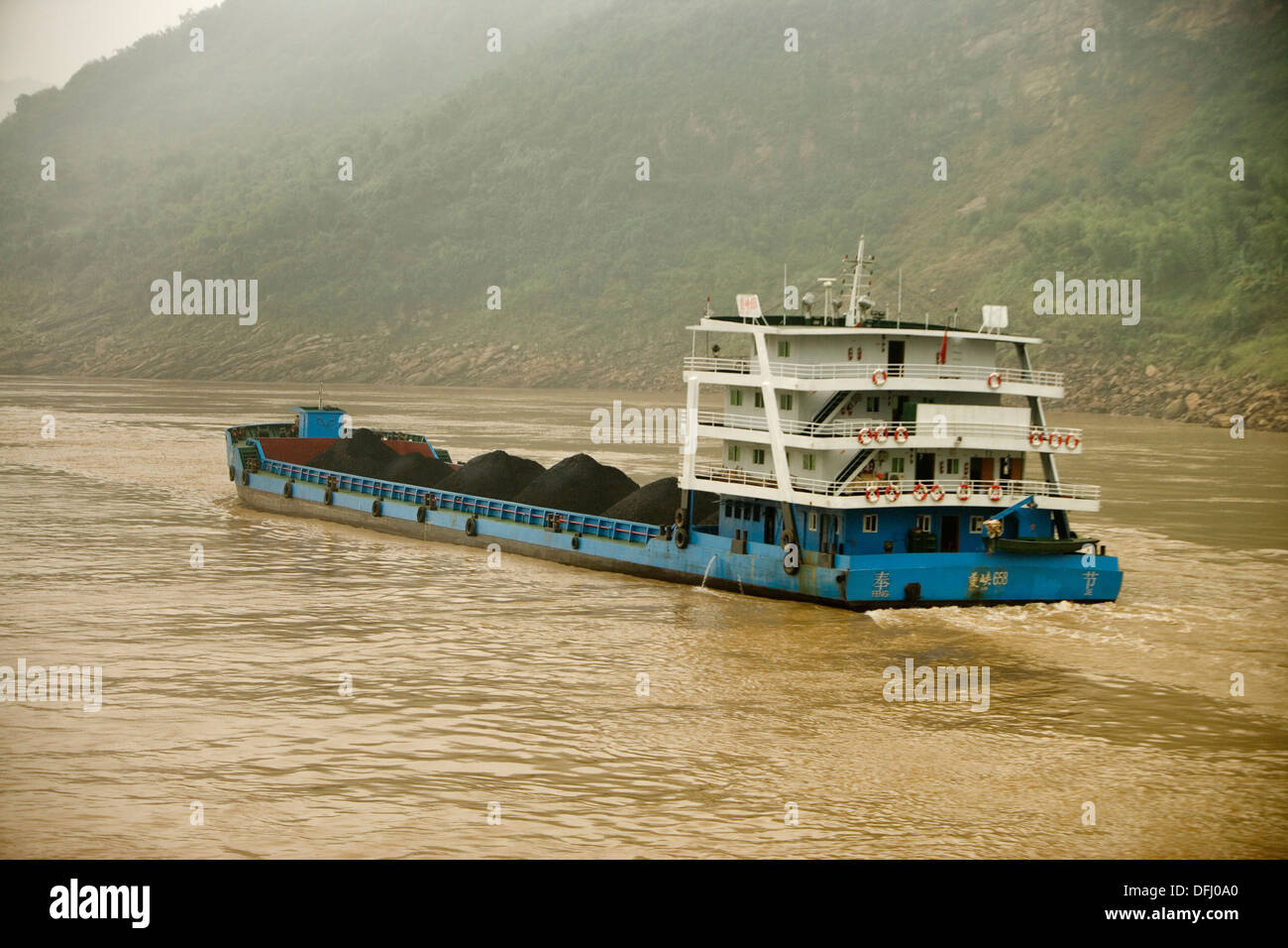 Transport de fret charbon, matin brumeux. Banque D'Images