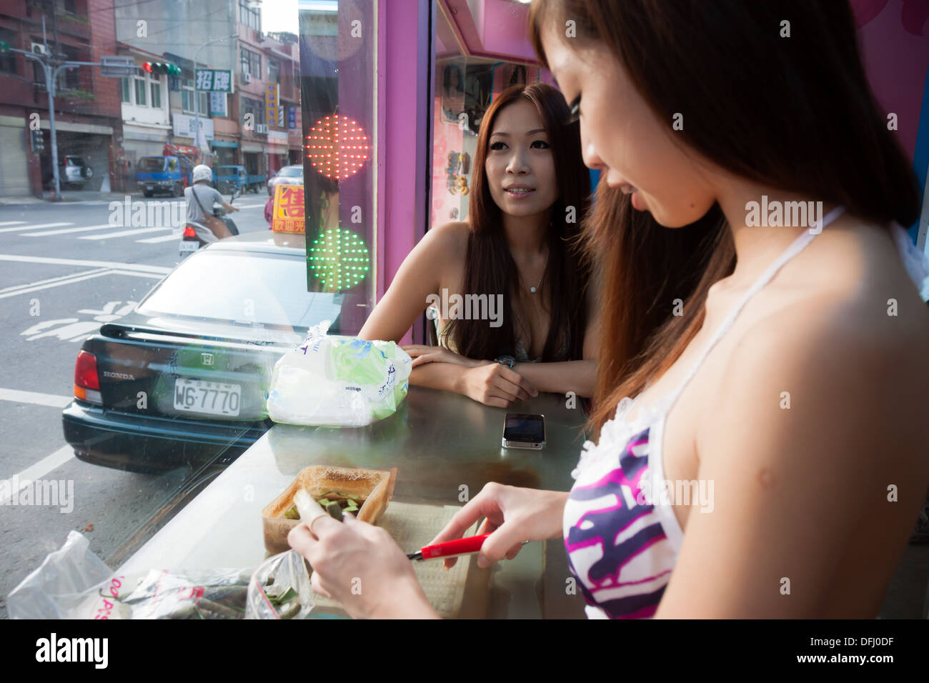 Fille de bétel dans un stand de bétel à Taiwan Banque D'Images