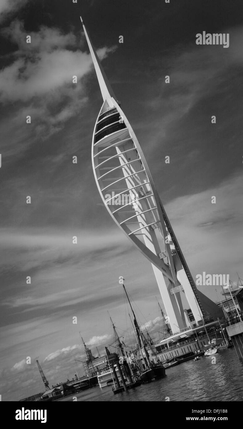 Image Monochrome de la Spinnaker Tower, Portsmouth Harbour Banque D'Images