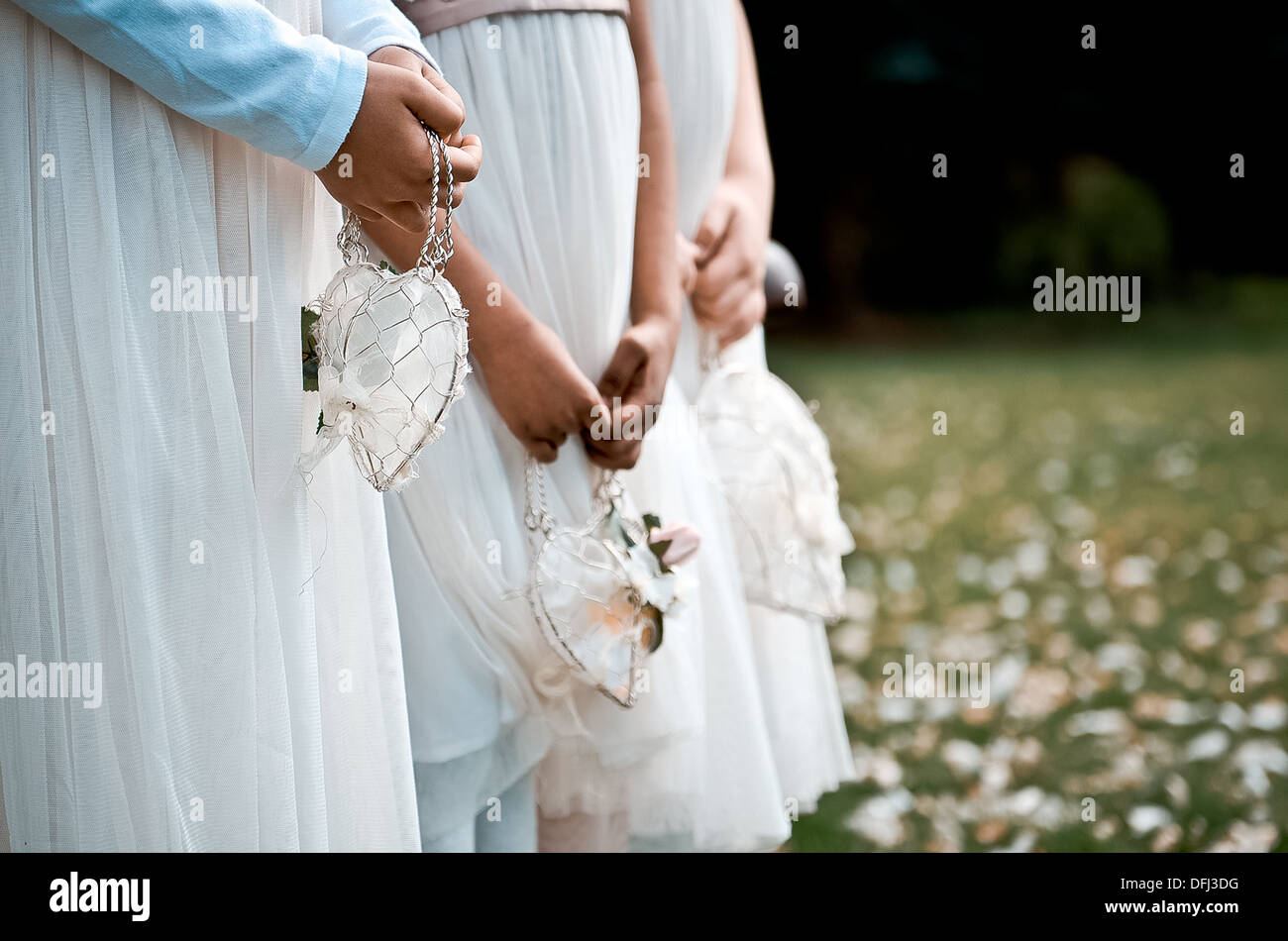 Près de trois jeunes filles à un mariage de fleurs Banque D'Images