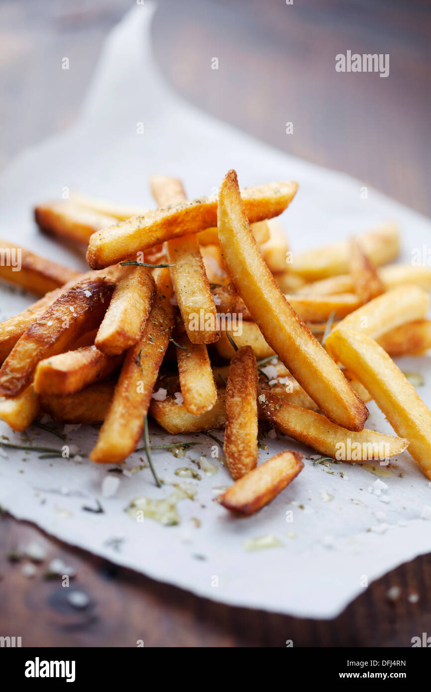 Golden frites croustillantes avec sel et herbes Banque D'Images
