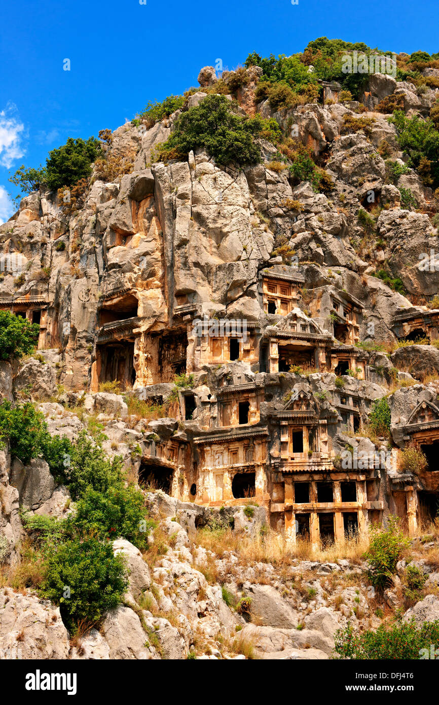 Les anciennes tombes Lyciennes fronts au-dessus des ruines de l'antique ville de Myra, Anatolie, Turquie. Banque D'Images