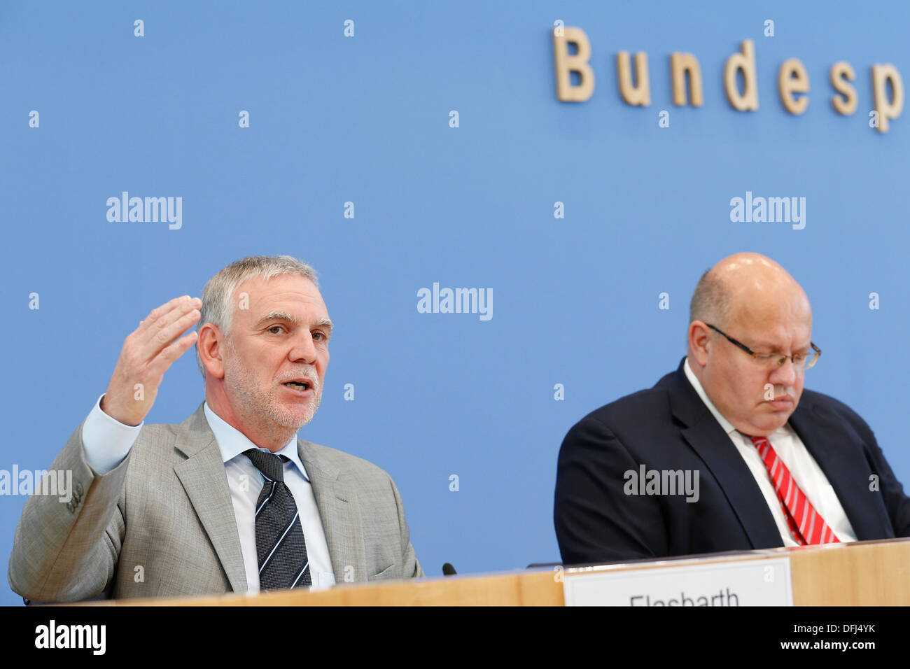 Berlin, Allemagne. September 27th, 2013. Le groupe d'experts intergouvernemental sur l'évolution du climat (GIEC) a le le cinquième rapport d'évaluation du GIEC (RE5), "Climate Change 2013, The Physical Science Basis ", a présenté. Altmaie FM, FM Wanka, UBA Président Flasbarth a et le professeur Lemke, chef du département des Sciences de l'environnement de l'Institut Alfred Wegener pour la recherche polaire et marine, donnent une conférence de presse conjointe sur le rapport à la Haus der Bundespressekonferenz à Berlin. / Photo : Jochen Flasbarth, Président de l'Agence Environnementale Fédérale - UBA, répondre à l'reportes de côté Peter Altmaie Banque D'Images