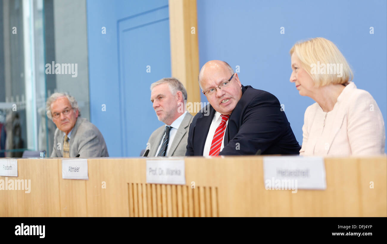 Berlin, Allemagne. September 27th, 2013. Le groupe d'experts intergouvernemental sur l'évolution du climat (GIEC) a le le cinquième rapport d'évaluation du GIEC (RE5), "Climate Change 2013, The Physical Science Basis ", a présenté. Altmaie FM, FM Wanka, UBA Président Flasbarth a et le professeur Lemke, chef du département des Sciences de l'environnement de l'Institut Alfred Wegener pour la recherche polaire et marine, donnent une conférence de presse conjointe sur le rapport à la Haus der Bundespressekonferenz à Berlin. / Photo : conférence de presse sur le cinquième rapport d'évaluation du GIEC à Berlin avec la participation de Peter Altmaier (CDU), Banque D'Images